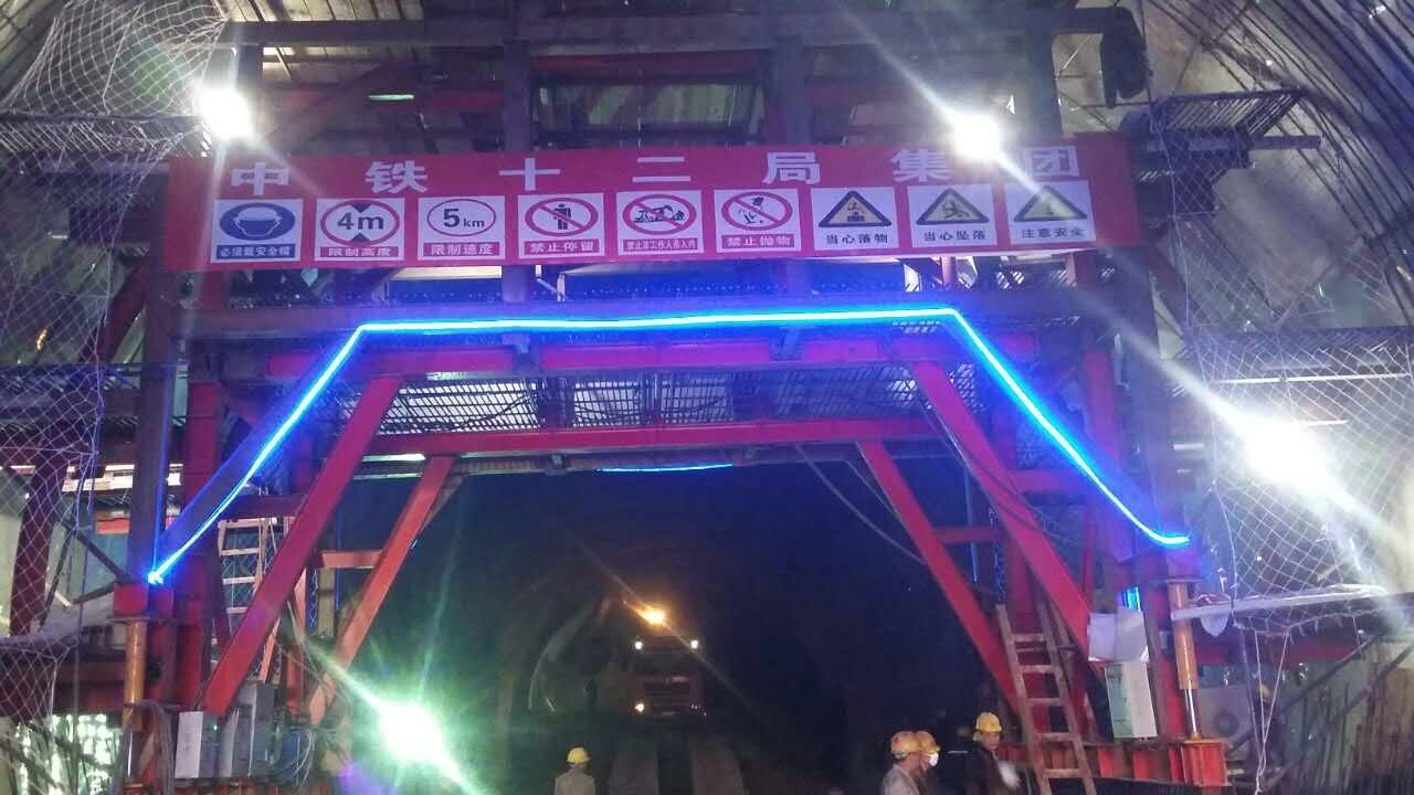 公司防水板臺車和襯砌臺車在中鐵十二局趙卜峪隧道投入施工作業