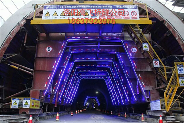 記者探訪新疆東天山長隧道 大工程背后的無名英雄 記者探訪新疆東天山長隧道 大工程背后的無名英雄